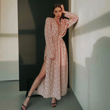 Rochie Dally roz cu detaliu floral iesit in relief si crapatura laterala