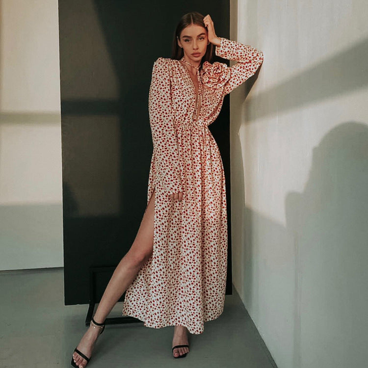 Rochie Dally roz cu detaliu floral iesit in relief si crapatura laterala