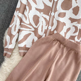 Set Abani bej din tricot compus din pantaloni si jerseu cu animal print