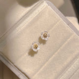 Cercei mici in forma de floare cu  ace de argint S925