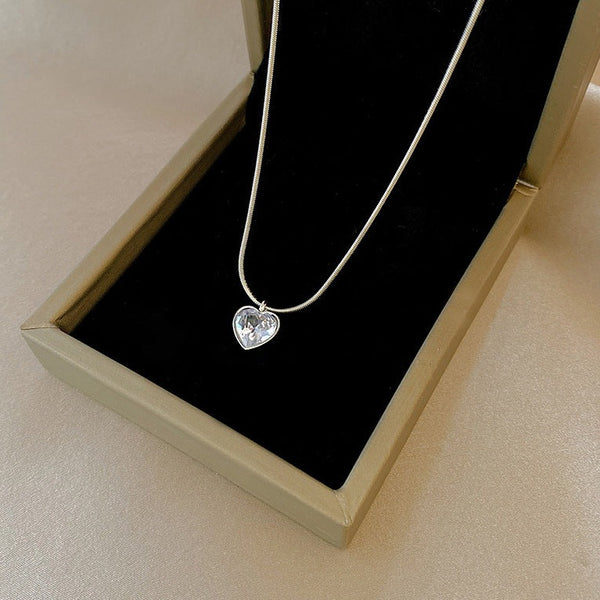 Lantisor cu pandantiv inima din cristal cu margini metalice