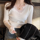 Bluza Ashy cu decolteu in V accesorizat cu detalii din dantela