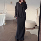 Compleu Novella negru din tricot compus din pulover si fusta