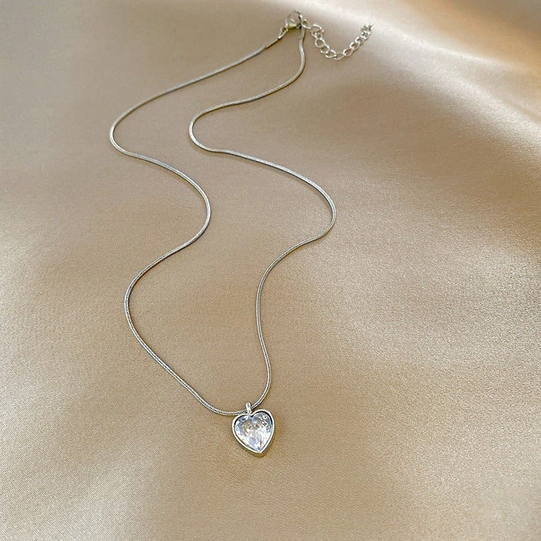Lantisor cu pandantiv inima din cristal cu margini metalice