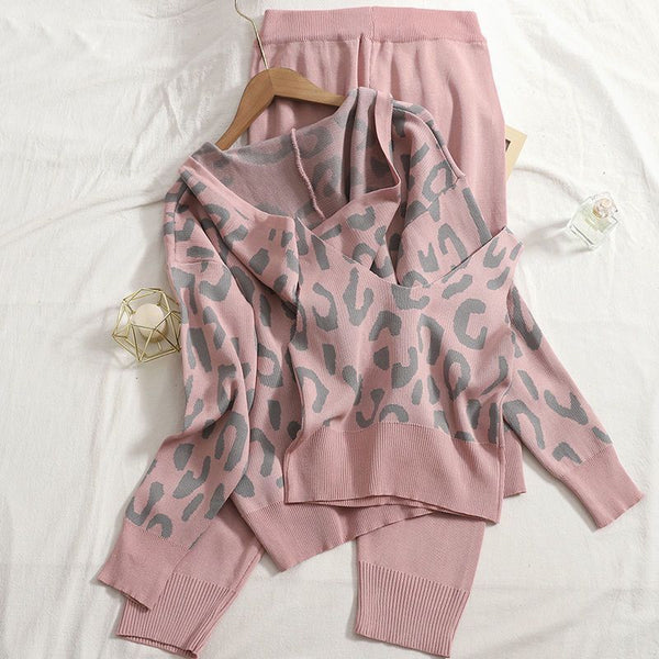 Set Amissa roz din tricot compus din pantaloni, top si jerseu cu fermoar piese