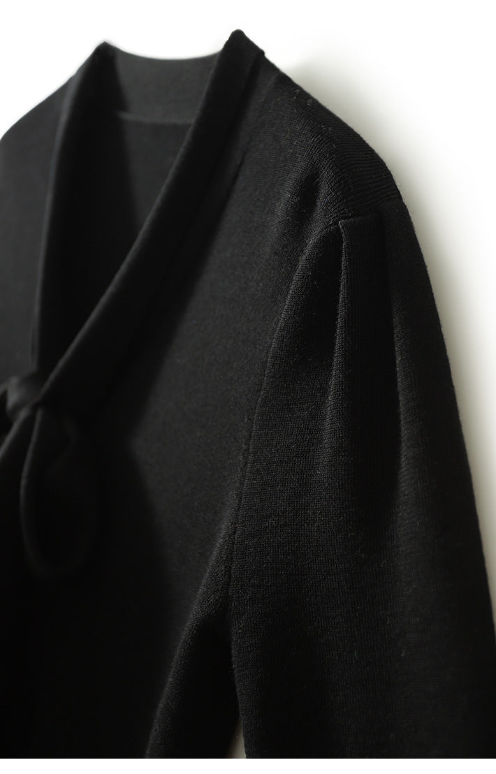 Bluza Visura neagra cu nasturi decorativi si nod