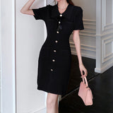 Rochie Evania neagra cu brosa tip funda si nasturi metalici