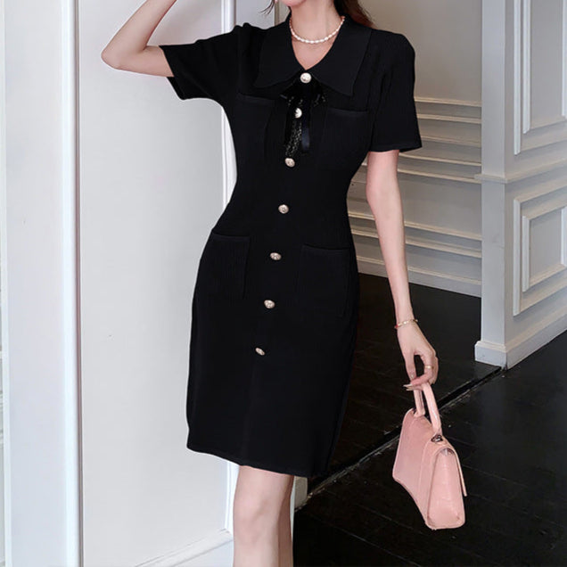 Rochie Evania neagra cu brosa tip funda si nasturi metalici