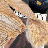 Bluza Sherra din tricot reiat cu terminatii din puf