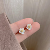 Cercei mici in forma de floare cu  ace de argint S925
