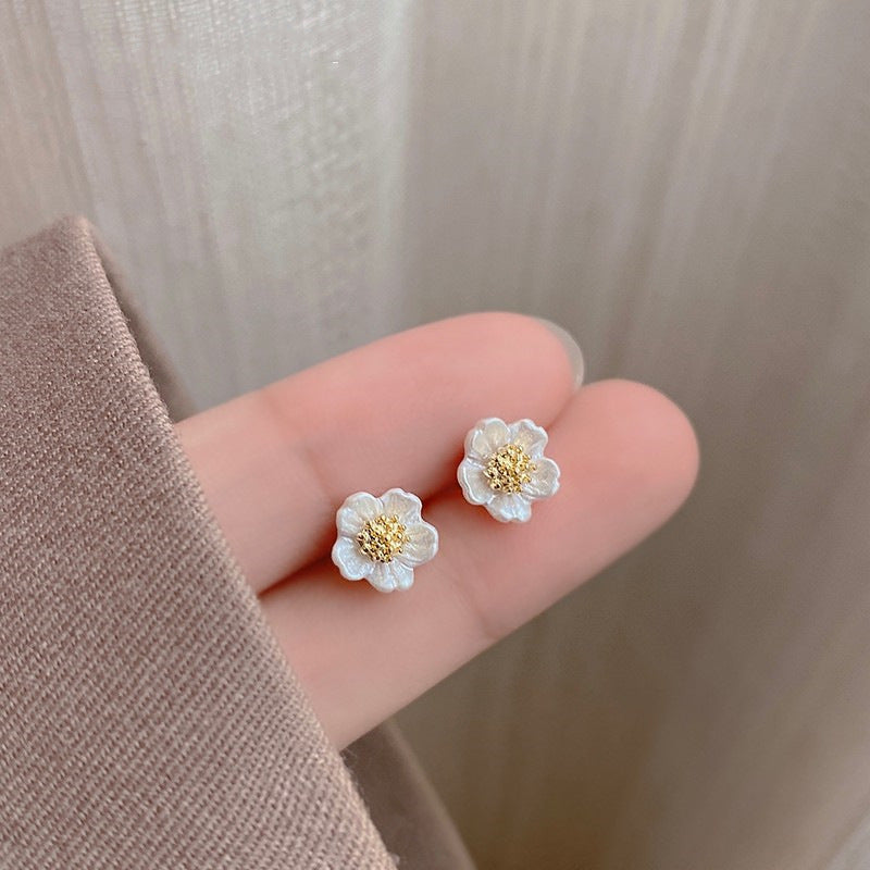 Cercei mici in forma de floare cu  ace de argint S925