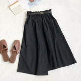 Fusta Akita accesorizata cu o curea