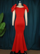 Rochie Enyta rosie cu croi mulat si flori 3D pe umeri