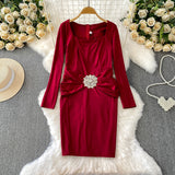 Rochie Valesyn cu decolteu patrat si accesoriu argintiu in talie