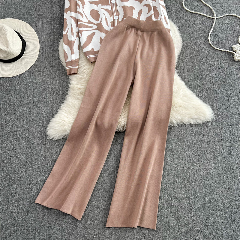 Set Abani bej din tricot compus din pantaloni si jerseu cu animal print