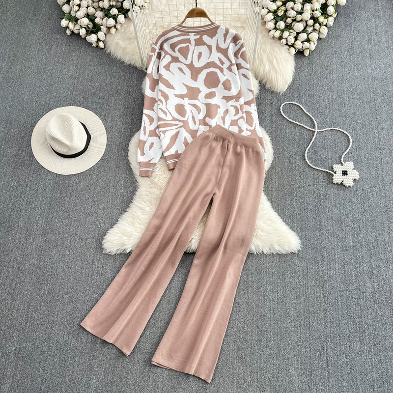 Set Abani bej din tricot compus din pantaloni si jerseu cu animal print
