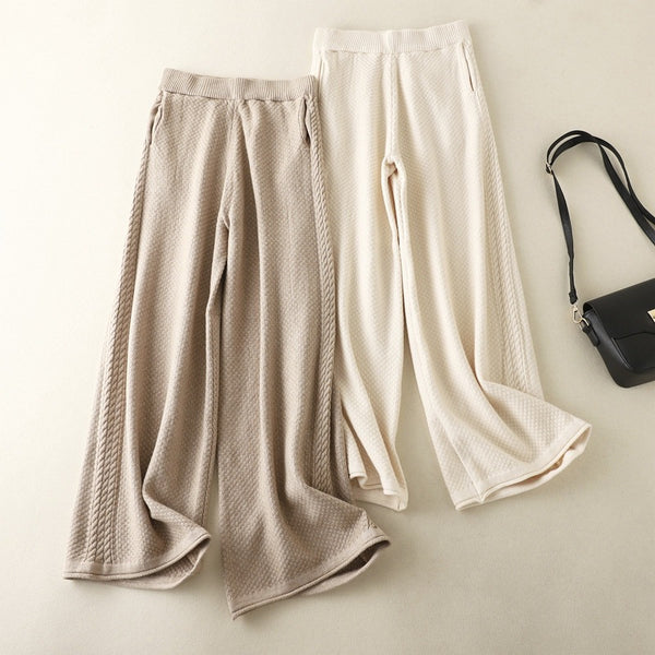 Pantaloni Biloma crem evazati din tricot pufos