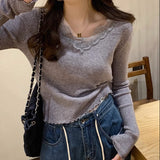 Bluza Ashy cu decolteu in V accesorizat cu detalii din dantela