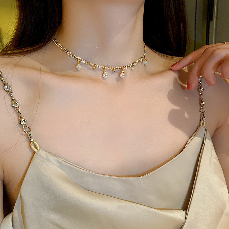 Colier chocker elegant cu pietre strass si perle