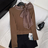 Bluza Welly cu decolteu accesorizat prin funda