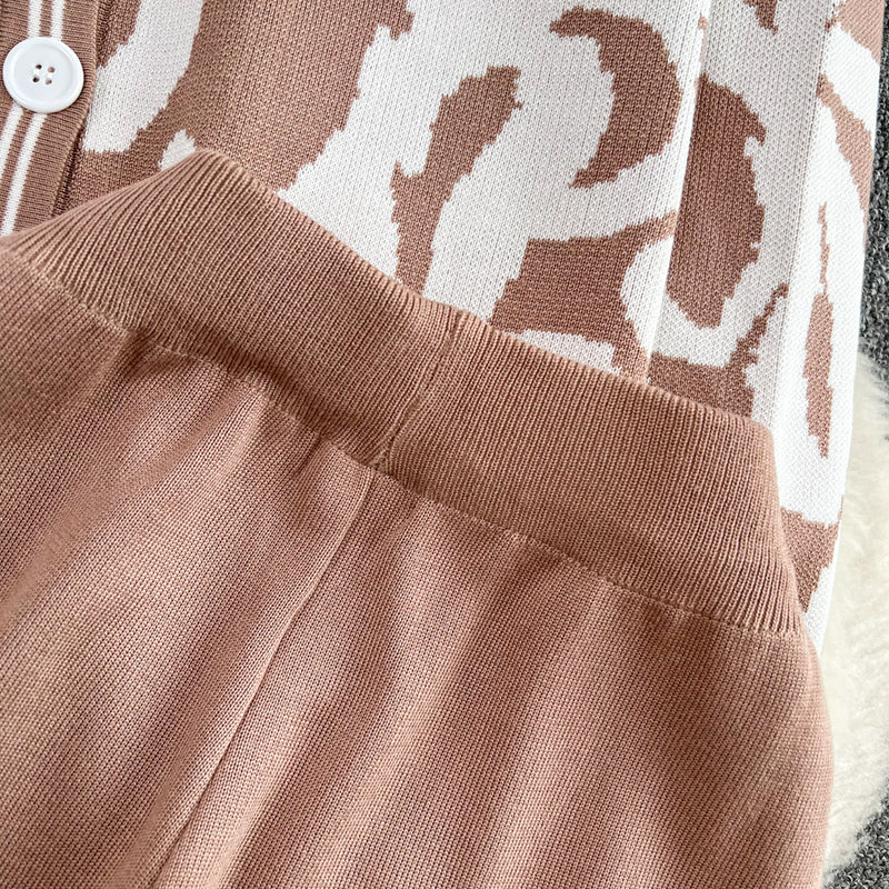Set Abani bej din tricot compus din pantaloni si jerseu cu animal print