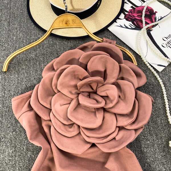 Top Cosima roz cu umar gol si floare tridimensionala