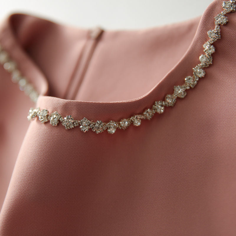 Rochie Darah roz cu pliuri la spate si guler accesorizat cu pietre