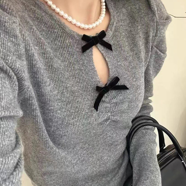 Bluza Farah din tricot reiat cu decolteu accesorizat cu fundite