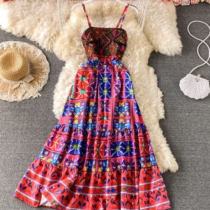 Rochie Cordelia rosie cu imprimeu deosebit brodat si bretele reglabile