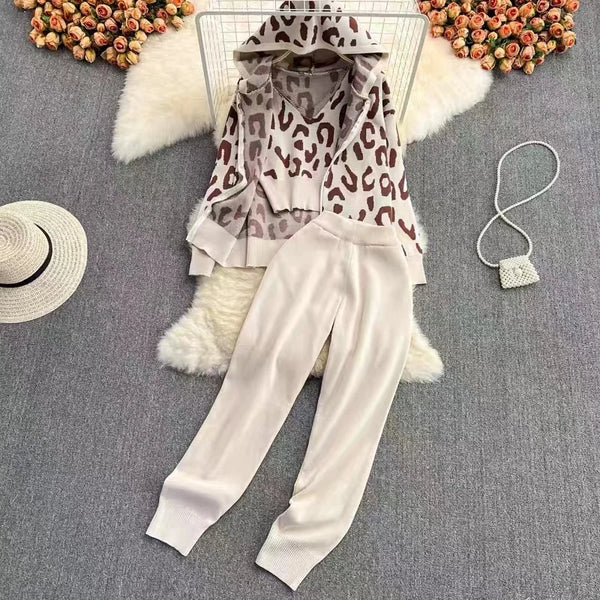 Set Amissa bej compus din pantaloni, top si jerseu cu fermoar