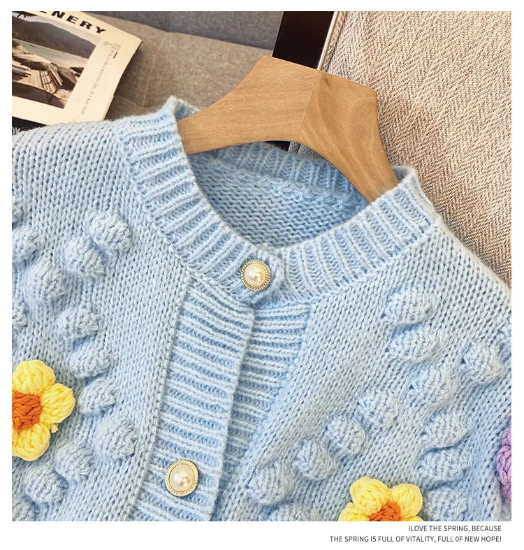 Jerseu tricotat Albertine roz cu nasturi eleganti si detalii florale