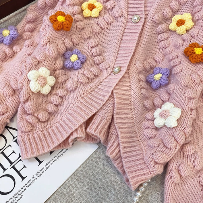 Jerseu tricotat Albertine roz cu nasturi eleganti si detalii florale
