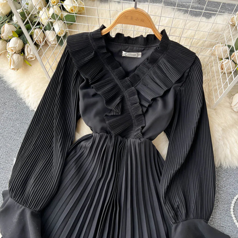 Rochie Nicolette neagra plisata cu volanase la mansete