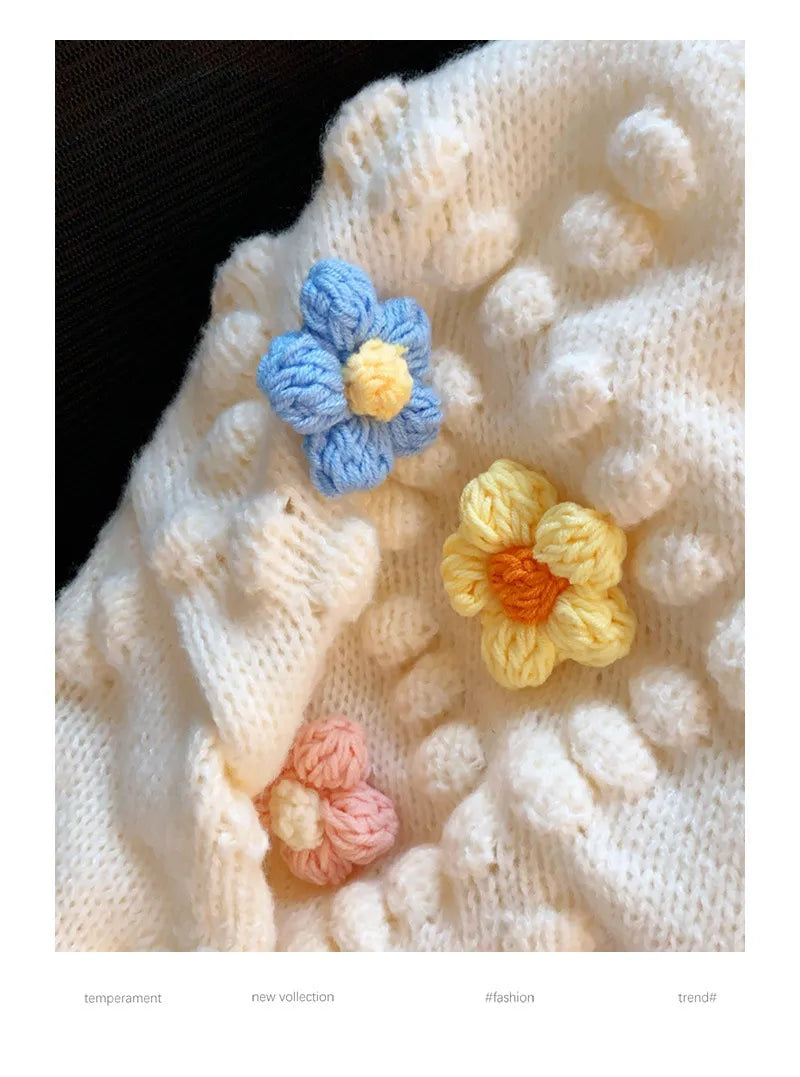 Jerseu tricotat Albertine roz cu nasturi eleganti si detalii florale
