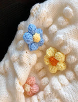 Jerseu tricotat Albertine alb cu nasturi eleganti si detalii florale