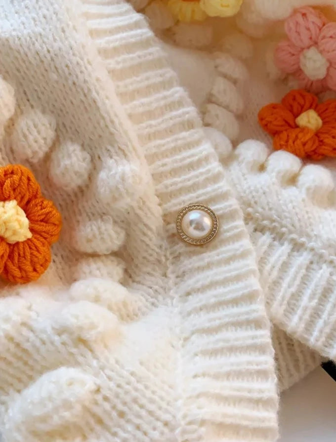 Jerseu tricotat Albertine alb cu nasturi eleganti si detalii florale