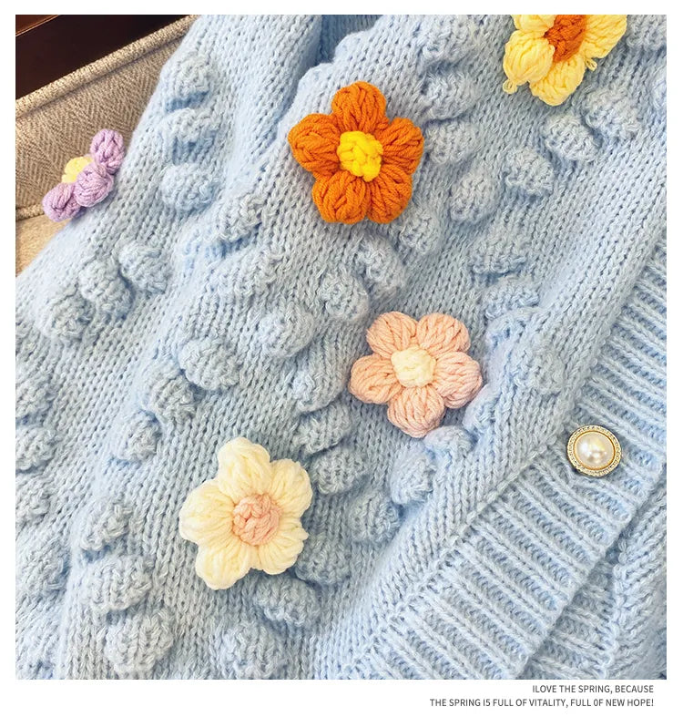 Jerseu tricotat Albertine roz cu nasturi eleganti si detalii florale