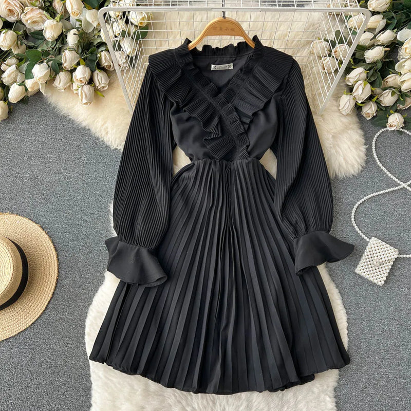 Rochie Nicolette neagra plisata cu volanase la mansete