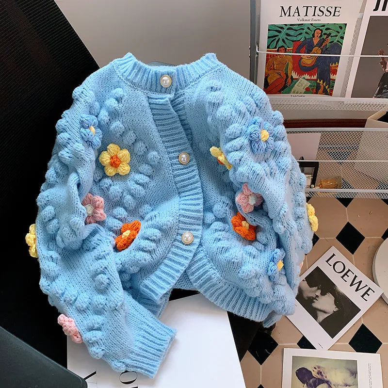Jerseu tricotat Albertine roz cu nasturi eleganti si detalii florale