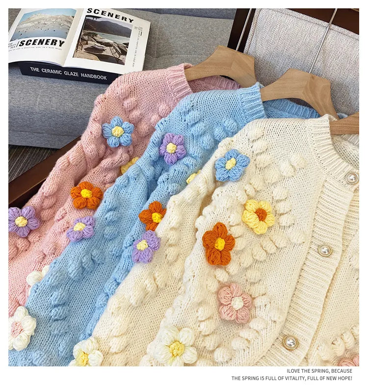 Jerseu tricotat Albertine roz cu nasturi eleganti si detalii florale