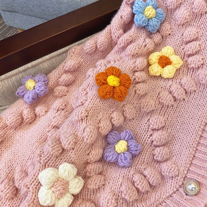 Jerseu tricotat Albertine roz cu nasturi eleganti si detalii florale