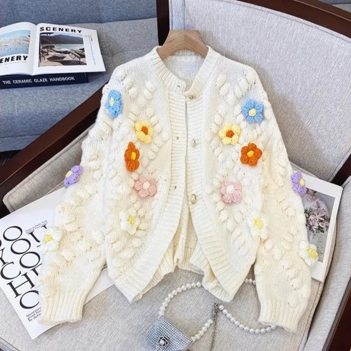 Jerseu tricotat Albertine alb cu nasturi eleganti si detalii florale