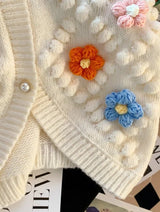Jerseu tricotat Albertine alb cu nasturi eleganti si detalii florale