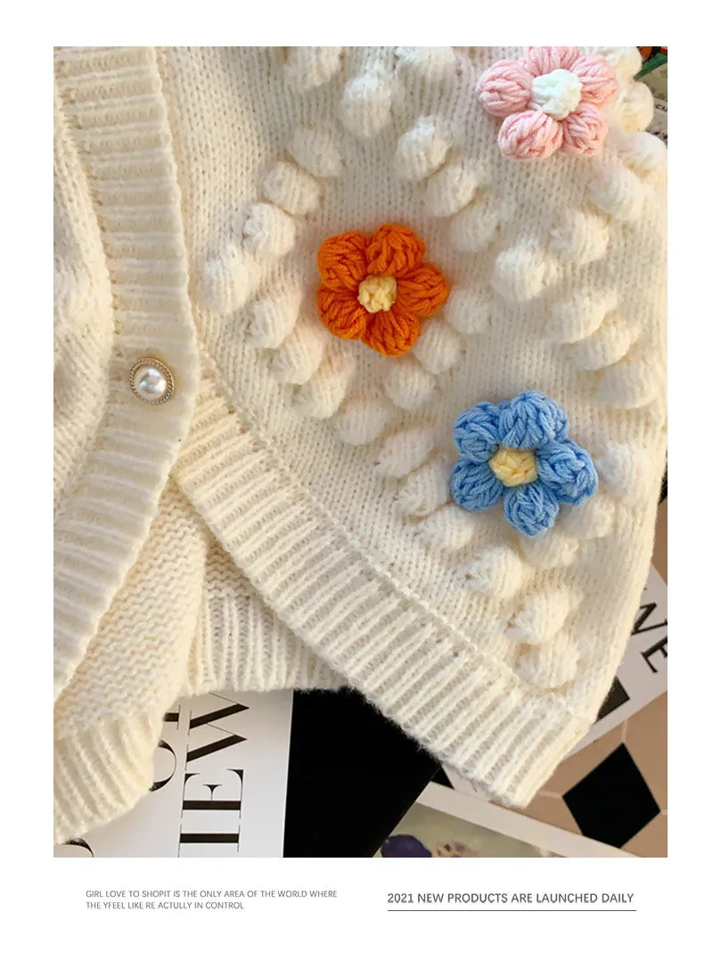 Jerseu tricotat Albertine roz cu nasturi eleganti si detalii florale