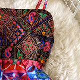 Rochie Cordelia rosie cu imprimeu deosebit brodat si bretele reglabile