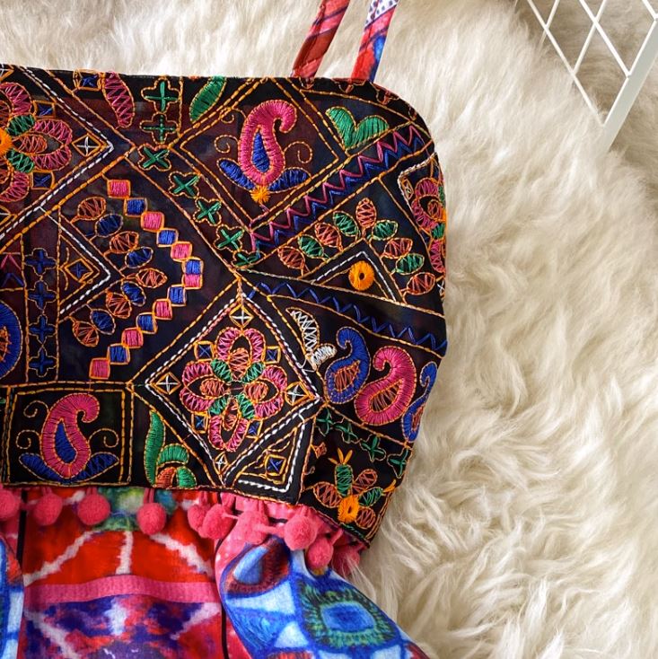 Rochie Cordelia rosie cu imprimeu deosebit brodat si bretele reglabile