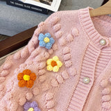 Jerseu tricotat Albertine roz cu nasturi eleganti si detalii florale
