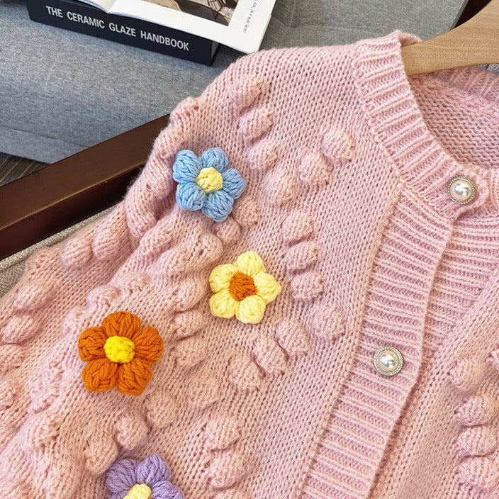 Jerseu tricotat Albertine roz cu nasturi eleganti si detalii florale