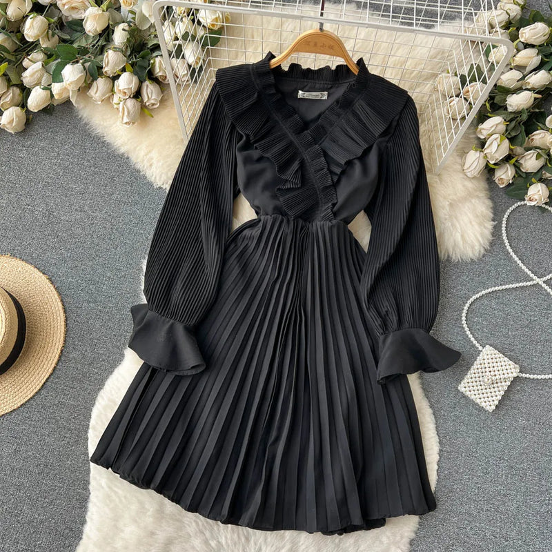 Rochie Nicolette neagra plisata cu volanase la mansete