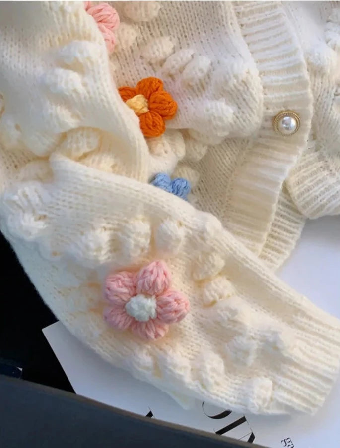 Jerseu tricotat Albertine alb cu nasturi eleganti si detalii florale